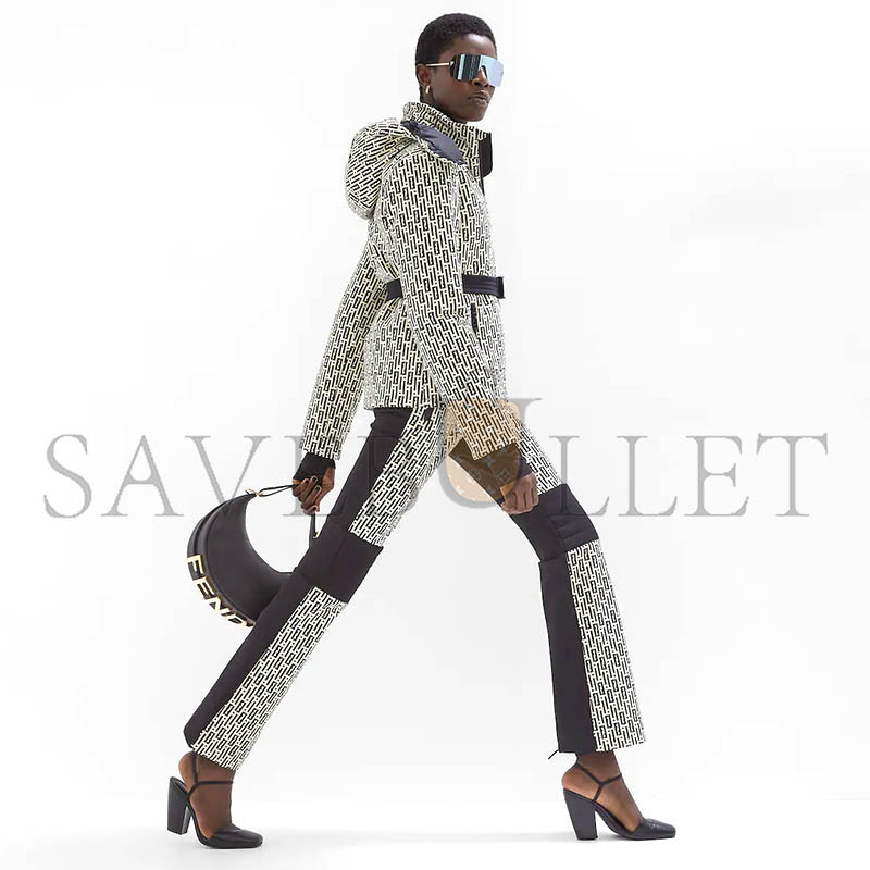 F**di graphy small 8br798a5dyf1hej (29*24.5*10cm)